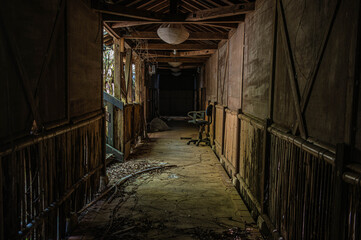 廃業した温泉街にある旅館跡