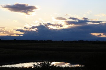 水に映る夕日　秋の渡良瀬