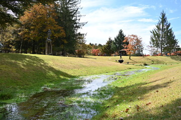 長野県の蓼科湖畔にある彫刻公園内を流れるきれいな川の風景