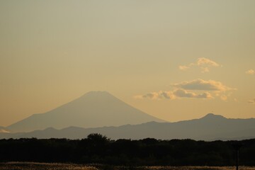 秋の渡良瀬から見える夕もやの富士山