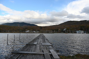 長野県の白樺湖の木の桟橋と山々の風景