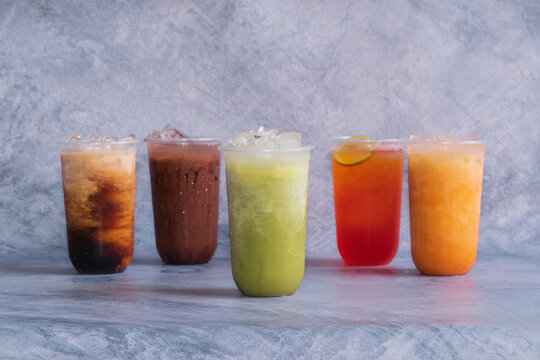 Ice drink Made from sweet fruit syrup with bright colors.