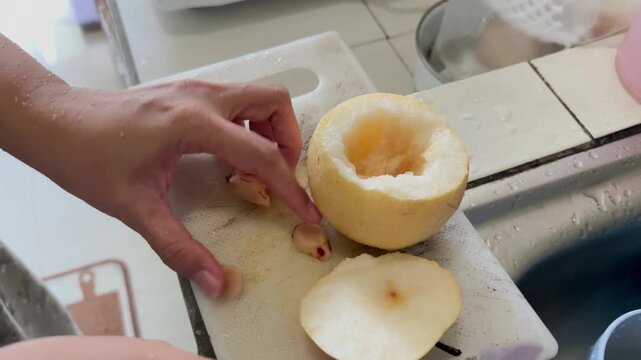 The process of making natural home cough medicine using pears and red ginger by steaming.