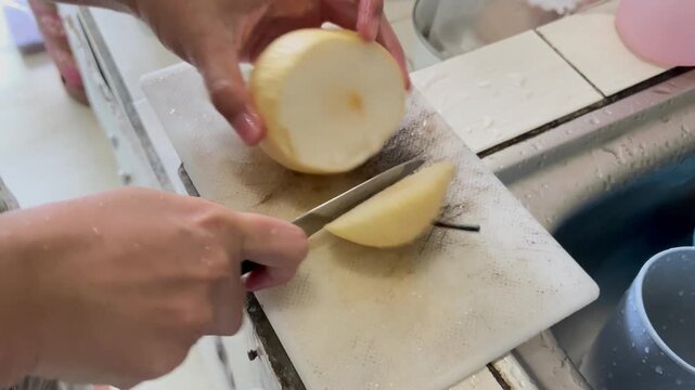 The process of making natural home cough medicine using pears and red ginger by steaming.