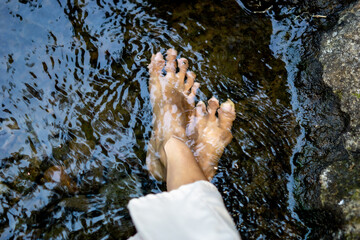 Soaking feet in cold mountain water. It relieves muscle soreness and inflammation after exercise, improves blood circulation, and increases energy.