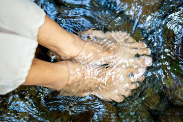 Soaking feet in cold mountain water. It relieves muscle soreness and inflammation after exercise, improves blood circulation, and increases energy.