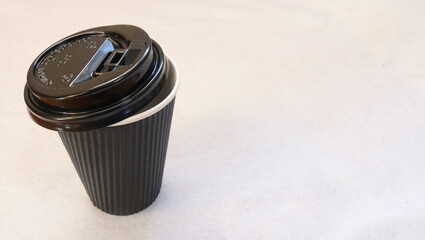 コーヒーの紙コップと余白