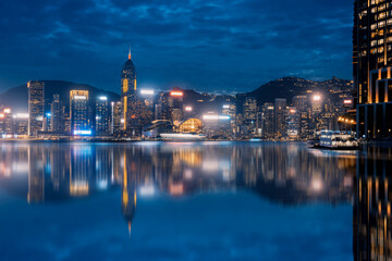Obraz premium Panoramic view of Victoria Harbor and Hong Kong city view at night