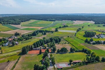 Obraz premium Die Ortschaft Sandizell, Stadtteil von Schrobenhausen in Oberbayern im Luftbild