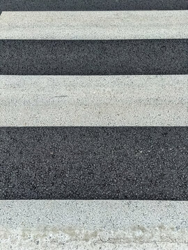 Bandes blanches sur asphalte 