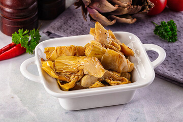 Marinated organic artichole with oil