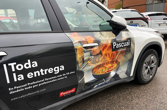 Pascual Profesional rotulaci&oacute;n vehicular de publicidad m&oacute;vil comercial de leche en puertas de coche dedicada a hosteler&iacute;a y colectividades como bares, restaurantes y hoteles