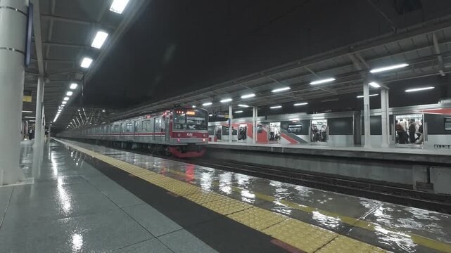 Jakarta, Indonesia - 31 October 2025: Stasiun Manggarai saat hujan tiba dan membasahi lantai stasiun