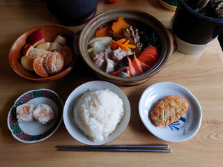 Japanese cuisine, winter hot pot (yosenabe of young chicken and autumn salmon), standard menu for year-end and New Year's parties - One-person hot pot / 日本の和食料理，冬の鍋料理(若鶏と秋鮭の寄せ鍋)，忘年会・新年会プランの定番メニュー・一人鍋