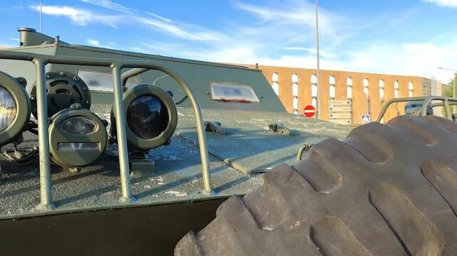 Veh&iacute;culo militar estacionado en avenida de elvas por todo el junto a su acueducto