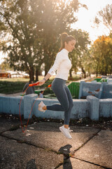 Obraz premium Woman exercising with jump rope in park outdoor
