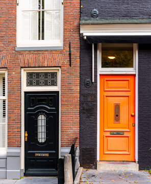 Architektur mit Stadth&auml;usern, vielf&auml;ltigen Fassaden  und kleinen Hauseing&auml;ngen entlang der Grachten in Amsterdam, Niederlande