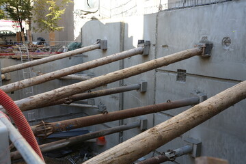 Excavation et béton coulé et étayé pour la construction d'un bâtiment