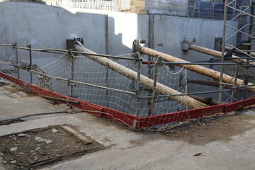 Excavation et béton coulé et étayé pour la construction d'un bâtiment