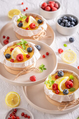 Delicious lemon curd flavored with lemon and cheese.