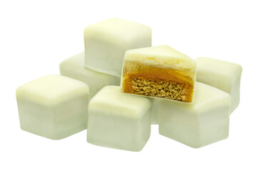 Weihnachtsgebäck Dominosteine mit weisser Schokolade und Hintergrund transparent PNG cut out