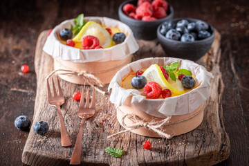 Tasty lemon curd with vanilla and mascarpone.