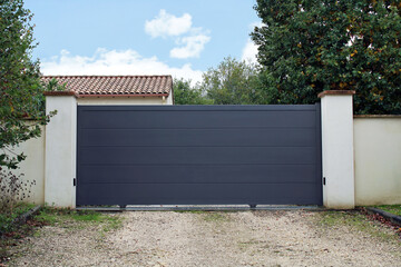 Portail de maison automatique coulissant gris noir