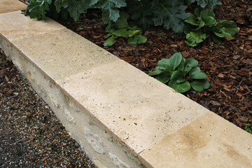 Margelle, couvertine, dessus de mur en pierre