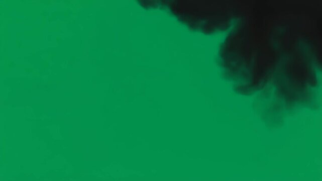 Explosion mit schwarzem Rauch vor Greenscreen &ndash; Schwarzer Rauch in Szene gesetzt