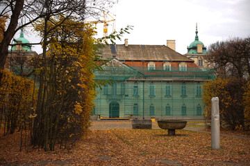 jesień, park pałacowy, arkadia, liście, budynki zabytkowe.  rośliny, polska,  © dulak
