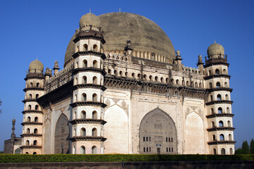 towers of round dome © abc foto