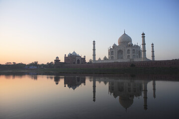 Fototapeta premium taj mahal at dusk
