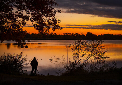 Fototapeta Jesienny, kolorowy poranek, wschód słońca nad stawem. 