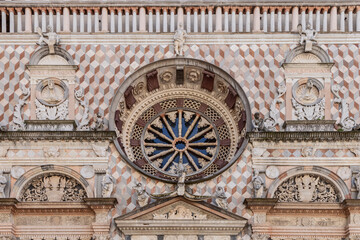 Obraz premium Renaissance rose window of the Colleoni Chapel Bergamo Lombardy, ornate marble facade section with sculpted saints and delicate patterns of white pink and gray stone