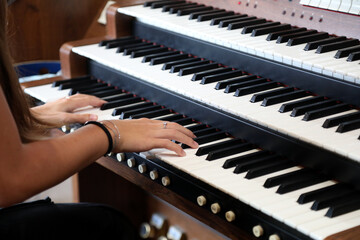 tasti del pianoforte con mani di ragazza