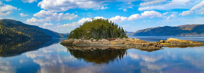 Fototapeta premium Petit-Saguenay / Fjord-du-Saguenay au Québec, Canada