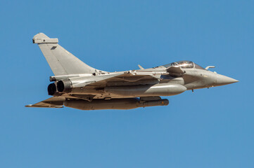 Armamento. Avión de combate modeerno despegando