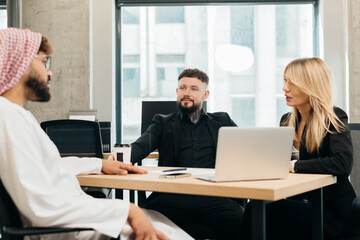 Obraz premium Diverse business professionals discussing during corporate meeting