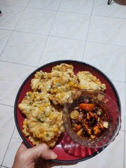 Corn fritters are a dish made from fried corn, wheat, and chicken eggs. They are also known as corn fritters.