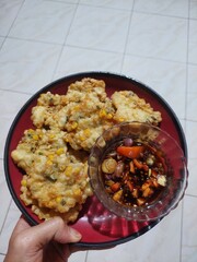 Corn fritters are a dish made from fried corn, wheat, and chicken eggs. They are also known as corn fritters.