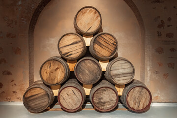 barricas o toneles de vino amontonados en hilera en una bodega en  Requena, Valencia, Spain