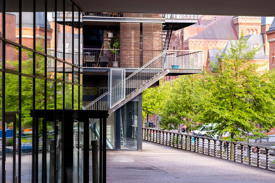 Minimal architecture staircase seen from above, showing clean structure with steps and symmetry, combining modern design, geometry and perspective in a luminous interior space.