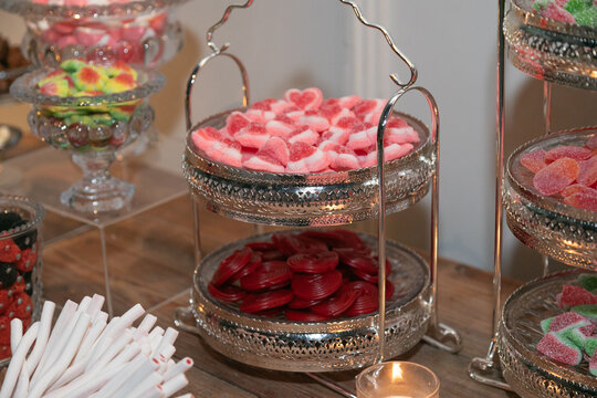 mesa de dulces, mesa, chuches, rico, az&uacute;car, delicioso, abastecimiento, celebraciones, gomitas, bombones, rojo, fresco, frambuesa, fresa, madura, bol, confitura