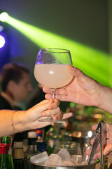 barman, barwoman, alcohol, fiesta, servir, atención, bebida, diversión, noche, beber, bar, mano, cerveza, champaña, restaurante, liquida, participación, brindis, boda, celebraciones, cocktail