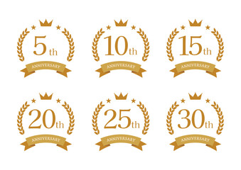 金色の周年記念ロゴセット（5周年・10周年・15周年・20周年・25周年・30周年）／王冠と月桂樹リース・リボン付きのアニバーサリーマーク・高級感のあるゴールドデザイン・会社創立記念やイベント周年記念に使えるエンブレム素材