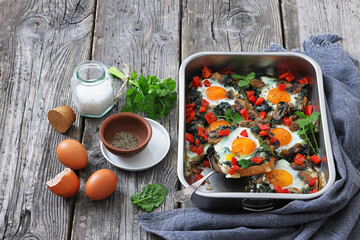 baked eggs with spinach, mushroom, sweet pepper