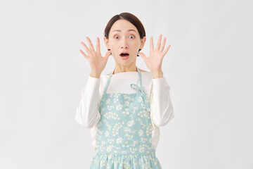 驚くエプロンを着た女性　白背景