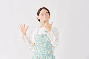 驚くエプロンを着た女性　白背景