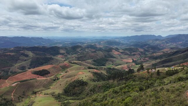 Imagem a&eacute;rea do Circuito Caravaggio em Santa Teresa, mostrando a rampa do Caravaggio e a Igreja de Nossa Senhora do Caravaggio, bem como o vale ao redor nessa linda regi&atilde;o de turismo rural do ES.