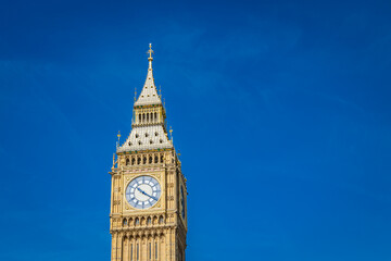 Obraz premium Close-up of Big Ben clock face under bright sunlight in London on a sunny day